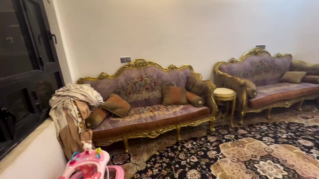 بيت ١٢٥  الشعلة الدوانم سند ٢٥ طابق واحد شارع البلوك  بلبداية عل الشارع الرئيسي موقع مميز قريب على شارع ال٥ كيلو 
خدمات كامله مي ومجاري 
يحتوي على عل مطبخ  واستقبال وصاله مفتوحه وحمام وغرفة نوم  بيبان قاصة تركيه الحمام والمطبخ كله لوح / ارضية مرمر البيت فول
الاتصال ***********
