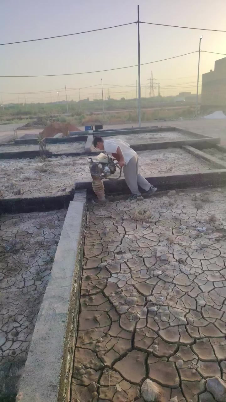 مستعدون لحدل وصب جميع الارضيات وتدخيل السبيس وتنظيف البيوت وحدل التراب *********** استفسار بخصوص العمل اتصل
