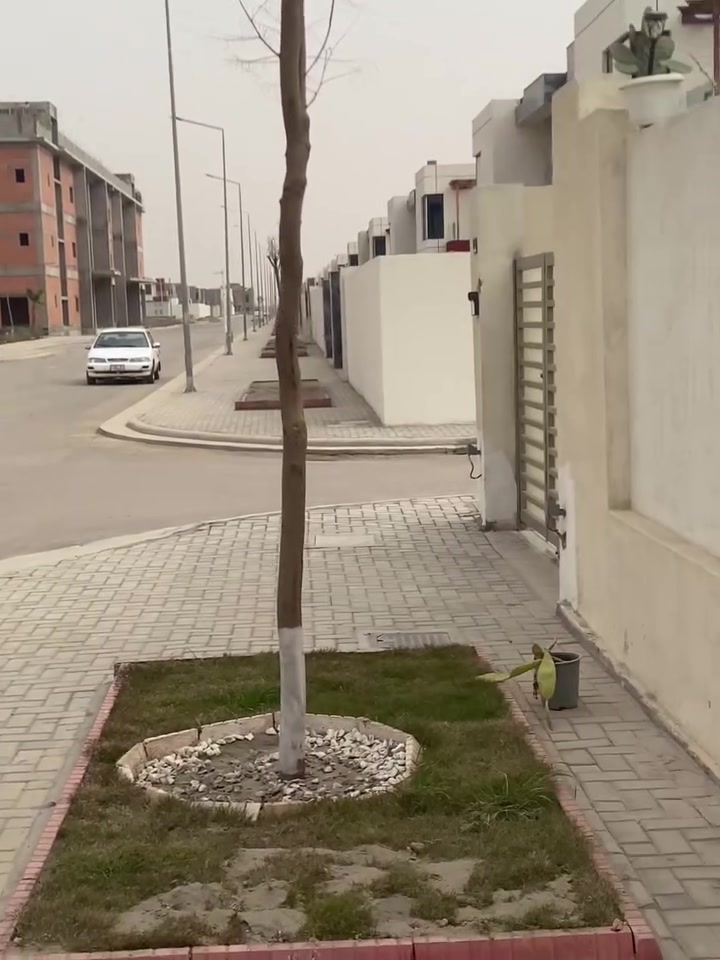 السلام عليكم بيت في مجمع حوراء بغداد مساحه ٢٠٠ موقع ممتاز يتكون من ٤ غرف نوم ٢ ماستر واستقبال و حولي ومطبخ نظام غربي و ٢ حديقه اماميه وخلفيه و ٥ حمامات نقد فقط *********** مهندس عبدالرحمن
