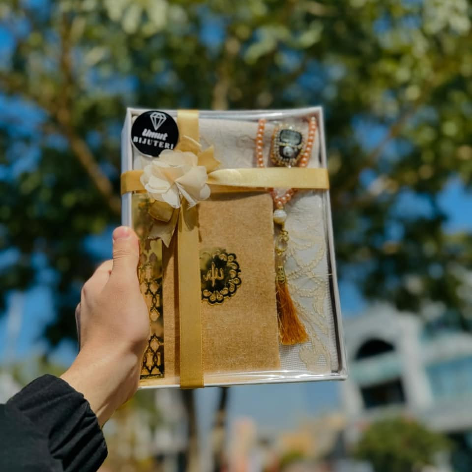 وما الأم إلا نعمـة تعـجز الحروف عن وصـفها👑❤️‍🔥
حصـرياً اتوفر بـكج الحقـيبة الـراقي 👀💯

✅يحتوي (سجادة + قران + فاصلة + سبحة عادية + سبحة الكترونية) 

للحجز والاستفسار مراسلة الصفحة 
او واتساب *********** 

يوجد خدمة توصيل لجميع المحافظات 

#مكتبة_محمد_للهدايا 

#هدايا #العراق #عيد #هدية #تسوق #حب #رمضان #الام #فرح #تغليف #صلاة #سجادة #سبحة #حقيبة
