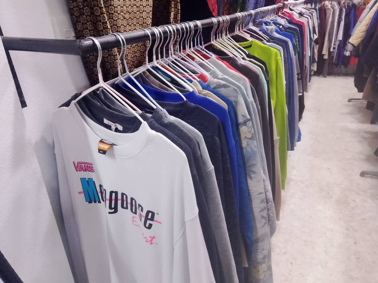 مرحبا زباءنا الكرام 
سنبدأ تخفيضات نهاية الموسم الشتوي
بلوز نسائي ورجالي 
دشداشة قديفه سوبر كريم
ملابس اطفال منزلي شتوي
تنوره طويل وقصير
وكل عام وانتم بخير بمناسبه قرب شهر رمضان المبارك 
اعاده الله عليكم وعلينا باليمن والخير والبركات 
العنوان. الكندي الثانيه ش 20 بجوار صيدليه الجمار 
تليفون واتساب ***********
