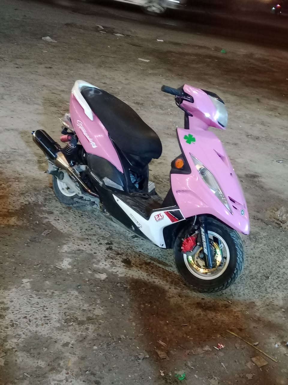 للبيع كفالة بيها كور ابو مشطب بوشة ممعروفة مكينة اذا بيها برغي مفتوح تاخذها بلاش بيها بيها كلجات رياضي صالنصة بوري عدل يدات بريك كوسو دبلات خلفي كرزي بيها جويتر رياضي جاي من برة بيها لو 30 لو 32 شلعة ومعدل هاون بكل وقت نكرة نقص فقط بريك خلفي السعر 1150 وبيها مجال بسيط خاص او اتصال *********** العنوان بغداد الزعفرانية
