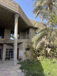 البيت للبيع المساحة 300 الواجهة 12 متر النزال 25  طابقين كامل صحيات و ...