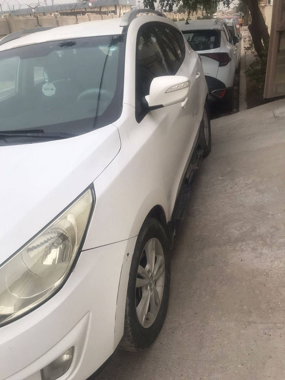 توسان خليجي موديل 2013 بيه جراد بالبنيد وباب خل السايق صبغ فقط السياره نظيفه حيل مال بيت سنويه وهزه جديده  السعر 135 وبي مجال المكان بغداد السيديه للاستفسار *********** اني مكلف بالنشر اي استفسار خابر بغداد, العراق
