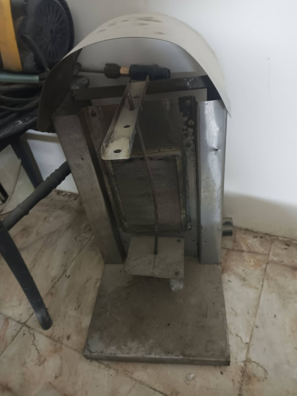 السلام عليكم رمضان كريم
شواية كص صغيره استخدام قليل . السعر 35 الف .
جهاز صنع الكرب هيتر جديد والفحص. حجم كبير سعر20 الف 
 مكاني التاجيات. يم مرور التاجيات جسر الدوار 
*********** بي وتساب
