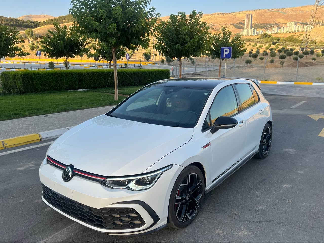 Volswagen mk8 GTI 40 years anniversary 
سلاو ئەم سەیارەیەمان هەیە بۆ فرۆشتن مۆدێلی ۲٠۲۳
ـ٦۳،٠٠٠کم ڕۆشتوە
ـگێڕ عادی
ـ سەقف و ئاوێنەکانی بیلاد ڕەشە لەسەر سەنەویش وایە لەبەر ئەوەی سەیارەکە یادی ٤٠ ساڵەیە
ـ لایت داینامیک 
ـ داونپایپ ۳.٥ ئینچ تیتانیوم +ڕیزنەیتەر لابراوە
ـویل ۱۸ ئینچ 
ـ مەکینە و گێڕ زەمان دەسکاری نەکراوە و ستۆکە
ـ سەنەوی تا ۲٠۲۹ تازەیە و بەناوی خۆمەوەیە
ـ بۆیاخ ۲ پارچە و ۱/٤ ی بۆنیت 
ـ ڕەقەم : ٠۷۷۲۱٥٥۲٦۲۱
 ـ داوای ۱٦۳ و معامەلەی لێ ئەکەم 

فولكسفاغن غولف MK8 - إصدار
40 سنة
- السقف والمرايا: أسود
- السقف البانورامي: أسود
(إصدار 40 سنة)
- الصبغ: قطعتان (باب السائق) + ربع الكبوت والرفرف (السائق)
المواصفات:
- داون بايب: 3.5 إنش (تيتانيوم)
- رنقات: 18 إنش (مغيرة) مع تايرات لوك
- القير: عادي
- الممشى: 60,000
الحالة:
- المكينة والقير لم يتم فتحهما
- سنوية جديدة
- السيارة باسمي
- .. السعر 163$ مجال قليل
ـ للتواصل : ٠۷۷۲۱٥٥۲٦۲۱ السليمانية, العراق


**إذا كنت صاحب هذا الإعلان وتريد حذفه لأي سبب، رجاءا أرسل رسالة إلى الدعم الفني**