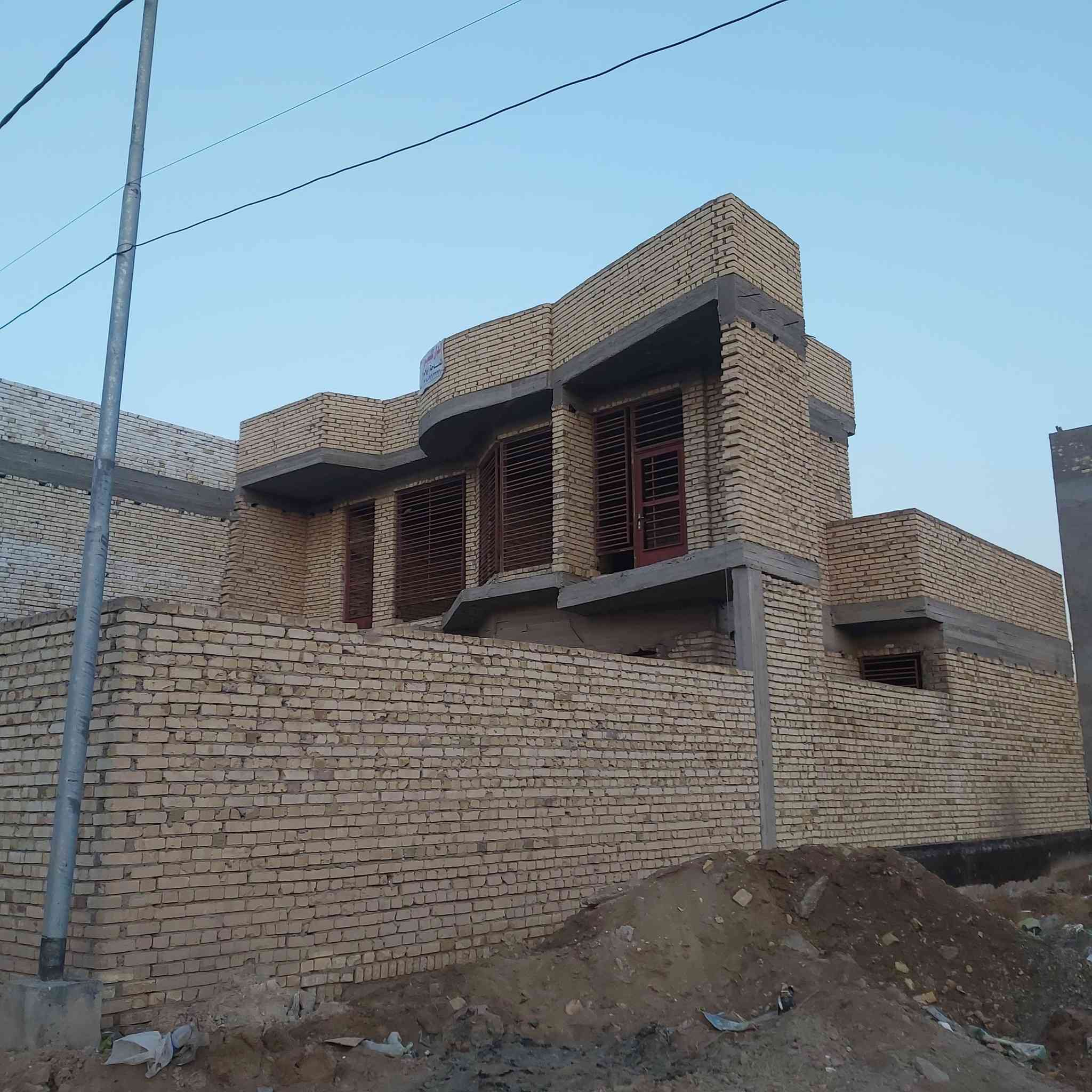 هيكل بيت طابقين للبيع، المساحة 250م²، في منطقة الموظفين/ قضاء العزيزية / محافظة واسط..
المنطقة خدماتها كاملة وشاملة (ماء، كهرباء، مجاري).
 للإستفسار عن السعر والتفاصيل، التواصل على الرقم: *********** (يوجد واتساب)
