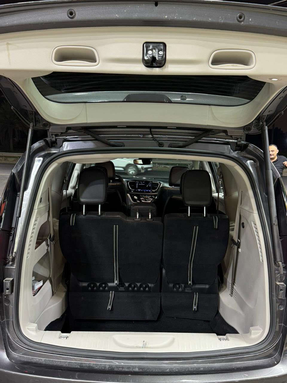 السلام عليكم ورحمة الله وبركاته
سياره باسفيكا موديل 2022
رقم اربيل 
سنويه وهزه جديده
ماشيه61
تحويل ثاني يوم
موصفاته لايتات لد زنون
بكلايتات لد
داخل كشنات جلد
كراسي كهرباء
تدفئه مقود مع المقاعد 
ابواب كهرباء سلايت
بردات بلاديه كرايسلر باسيفيكا تورينج! 😊

*المواصفات الرئيسية:*

- *المحرك*: V6 سعة 3.6 لتر، بقوة 287 حصان، وعزم دوران 355 نيوتن متر
- *الناقل الحركة*: أوتوماتيكي 9 سرعات
- *الدفع*: أمامي أو رباعي
- *المساحة الداخلية*: 8 ركاب
- *التكنولوجيا*: نظام معلومات وترفيه Uconnect، وشاشة تعمل باللمس 7 بوصة
- *الأمان*: نظام سيفتي تيك القياسي، مع خاصية مراقبة النقاط العمياء
- *الاقتصاد في استهلاك الوقود*: توفير استهلاك الوقود، مع خيار هجين

*المميزات الإضافية:*

- مقاعد جلدية
- نظام تدفئة وتبريد للمقاعد
- نظام صوت Alpine Premium
- شاشات خلفية
- نظام ملاحة

*السعر المتوقع:*

يتراوح سعر كرايسلر باسيفيكا تورينج في العراق بين 35,000,000 إلى 45,000,000 دينار عراقي، حسب المواصفات والخدمات الإضافية.

هل تبحث عن معلومات إضافية أو تريد معرفة المزيد عن كرايسلر باسيفيكا تورينج؟
ثلاث قطع تبريد
محركV6سعه3.6لتر بقوه287
ناقل الحركه 9نمر اتوماتيكي
7راكب شاشه تعمل باللمس 7بوصه
 تشغيل عن بعد
5ابواب بصمه
السعر220بيه مجال
اتصال ***********
بغداد الاعظميه
