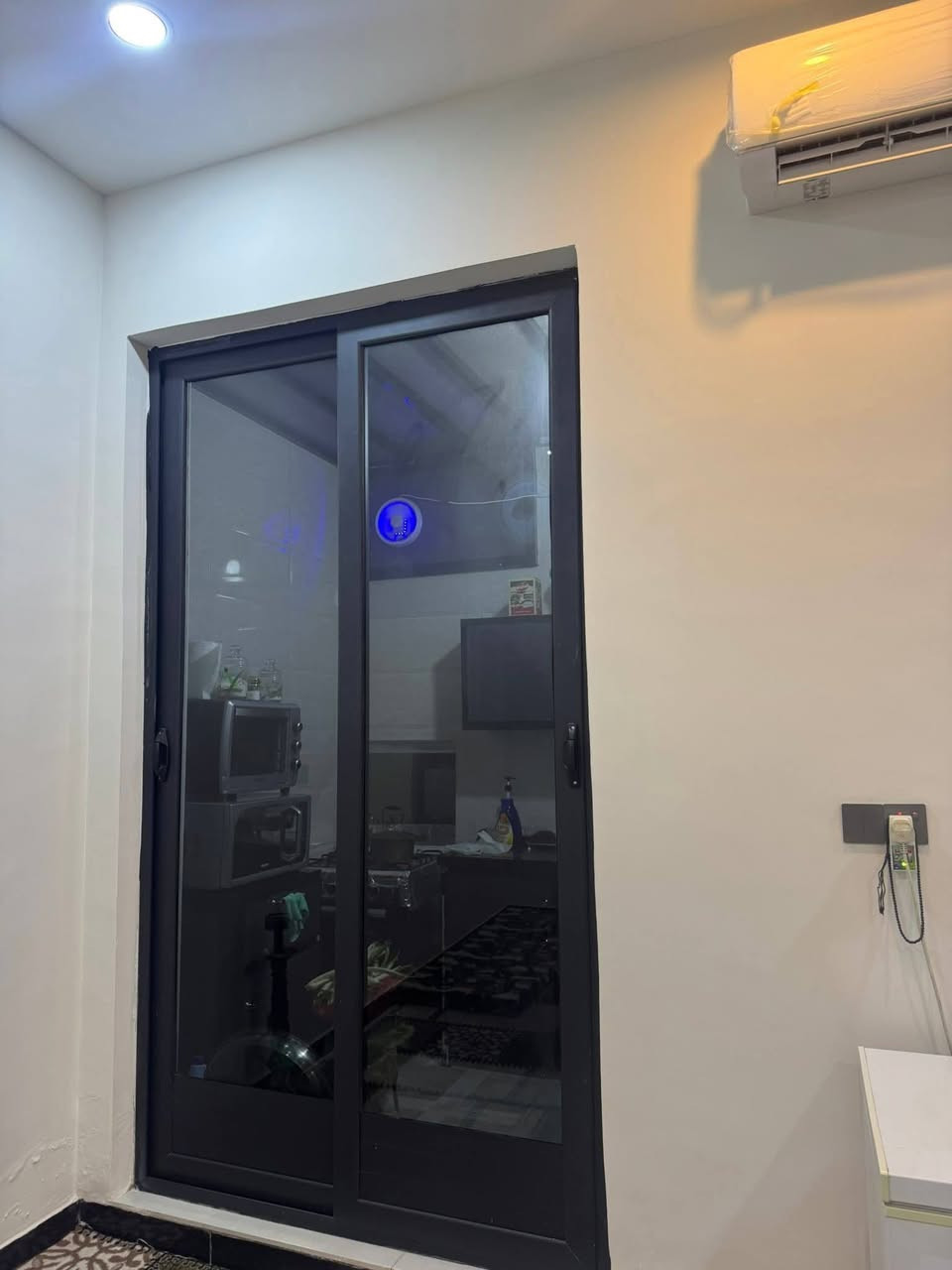 دار للبيع مساحه 100م واجهة 6 وربع نزال 16 طابقين يحتوي البيت على مطبخ استقبال هول غرفه صحيات الطابق الثاني غرفتين  نوم وصحيات بيت بناء جديد المكان البوعيثه  مجمع العدل الاول قرب جامع كامل عبود  للاستفسار ***********
