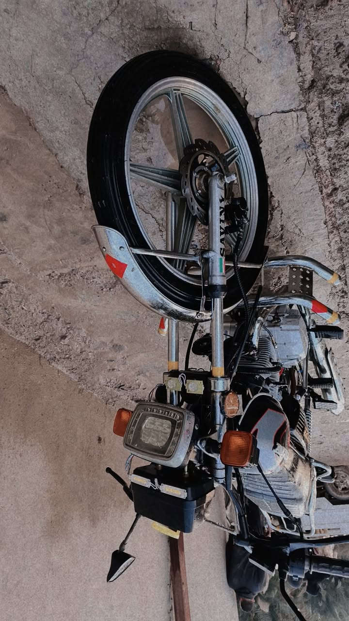 سيفان للبيع موديل 20اوراق كامله نضافه خير من الله المكان ديالى الخالص السعر 450وبي مجال رقم الهاتف ***********  آسيا ***********
