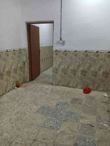 دار للايجار في حي السلام مساحه ١٠٠متر غرفه نوم وصاله و الاستقبال و مطبخ السعر 400الف مكتب الرحمن للعقار *********** احمد الكعبي
