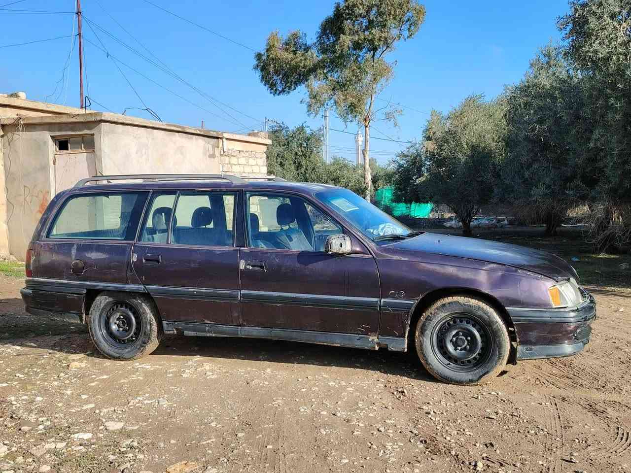 السلام عليكم ✅
للبيع ✅
اوميكه 
محرك شرط  💯
كير اوتوماتيك كايم 🤩
 طخم تواير جديد 
موديل 1992☑️

السياره رعيها مسافر السياره بدون تحويل وكاله 
***********
السعر9💱💲
