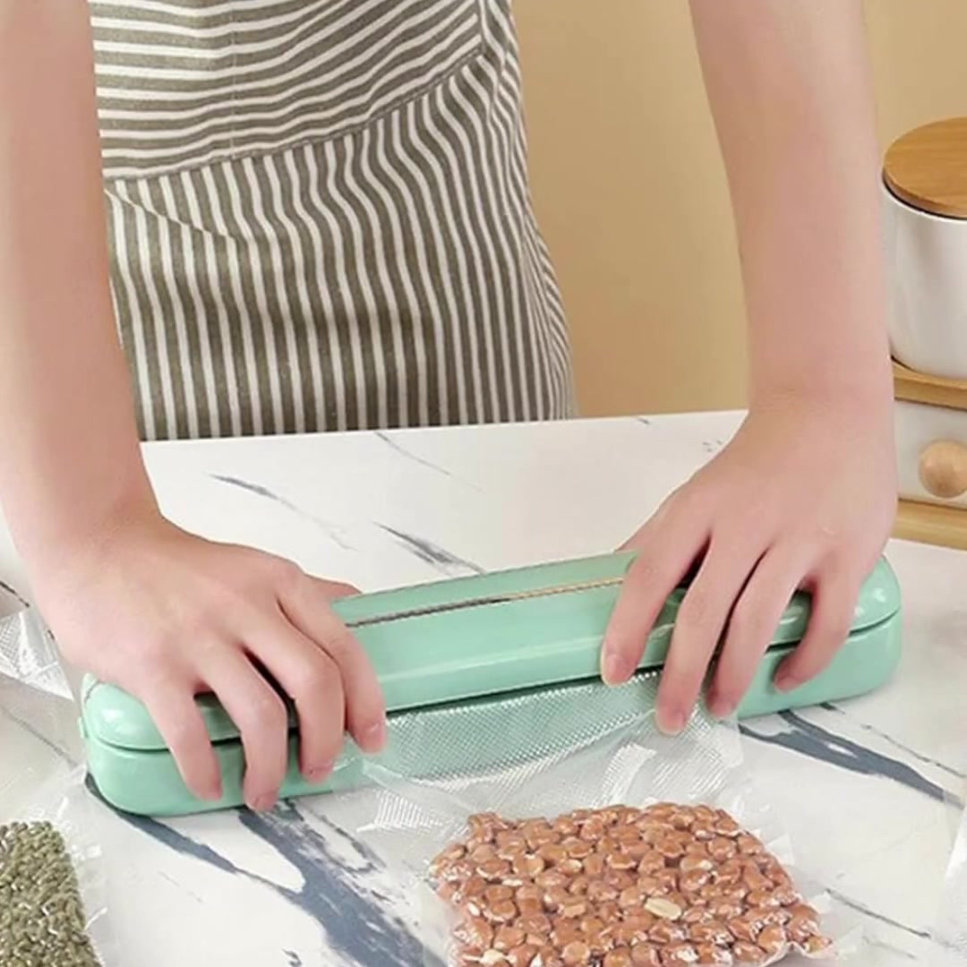 جهاز شفط لتغليف الطعام 

مدمج لتغليف الأطعمة بالتفريغ
الهوائي، يحافظ على نضارة طعامك لفترة أطول ويمنع التلف والهدر

  تغليف احترافي بنظام فاكيوم
يحافظ على نضارة اللحوم، الخضار، الحبوب، الأسماك والمأكولات البحرية ويمنع التلف والعفن.
 
 تقلل من الاحتراق داخل الفريزر
نظام التفريغ يمنع تجمد الهواء حول الأطعمة ويحافظ على مذاقها وقوامها.
 
 مضاد للبكتيريا والرطوبة والعفن
يوفر حماية مضاعفة من العوامل البيئية التي تؤثر على جودة الطعام.
 
 تشغيل بلمسة واحدة
سهولة الاستخدام لجميع أفراد العائلة – فقط ضع الكيس واضغط لتفريغ الهواء وختمه.
 
 تصميم هادئ ومنخفض الاهتزاز
يوفر أداءً قويًا دون ضجيج مزعج.
 
 تصميم مدمج ومريح
مثالي للمطابخ الصغيرة والتخزين السهل.

السعر 17 ألف 

#العراق #بغداد #اكسبلورر #memester


**إذا كنت صاحب هذا الإعلان وتريد حذفه لأي سبب، رجاءا أرسل رسالة إلى الدعم الفني**