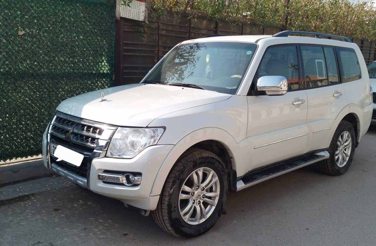 السلام عليكم 
باجيرو 
موديل 2018  العلامه الذهبية
محرك ٣٨٠٠ 
المسافه المقطوعة ١٣٢ كم
رقم سليمانية بإسمي تريد تحويل او وكاله 
سيارة جديده بحاله الوكاله بلعافيه ع الياخذها 

مكان السيارة بغداد 
رقم صاحب السيارة 
***********

السعر :: اطلبه بالتعليقات يصلك خاص 📩

#ادارة_الصفحه ⚡

ملاحظه / 🔴
مدير الصفحه غير مسؤول عن بيع وشراء واصوليات السياره نحن صفحه لعرض السيارات فقط.
