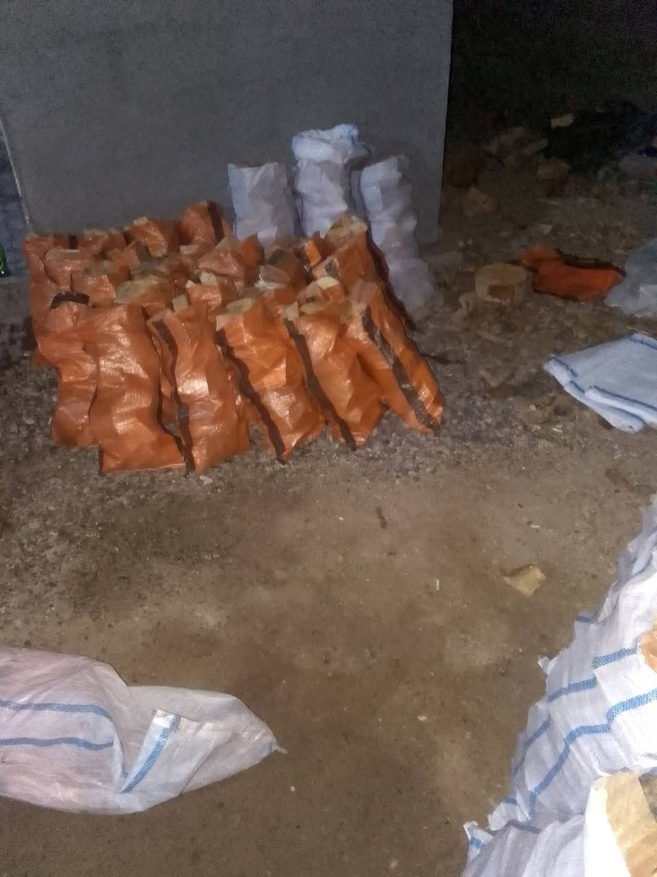 يوجد حطب كواني يابس لكونية 5 واصل ويوجد حطب        كيات  *********** مكان الجزير الخالديه
