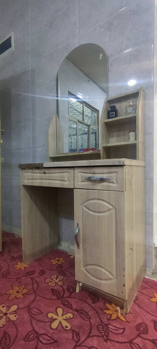 السلام عليكم
كنتور تركي وميز مرايه نظاف جدا السعر 150 قفل نجف قرب قرية الغدير ***********
