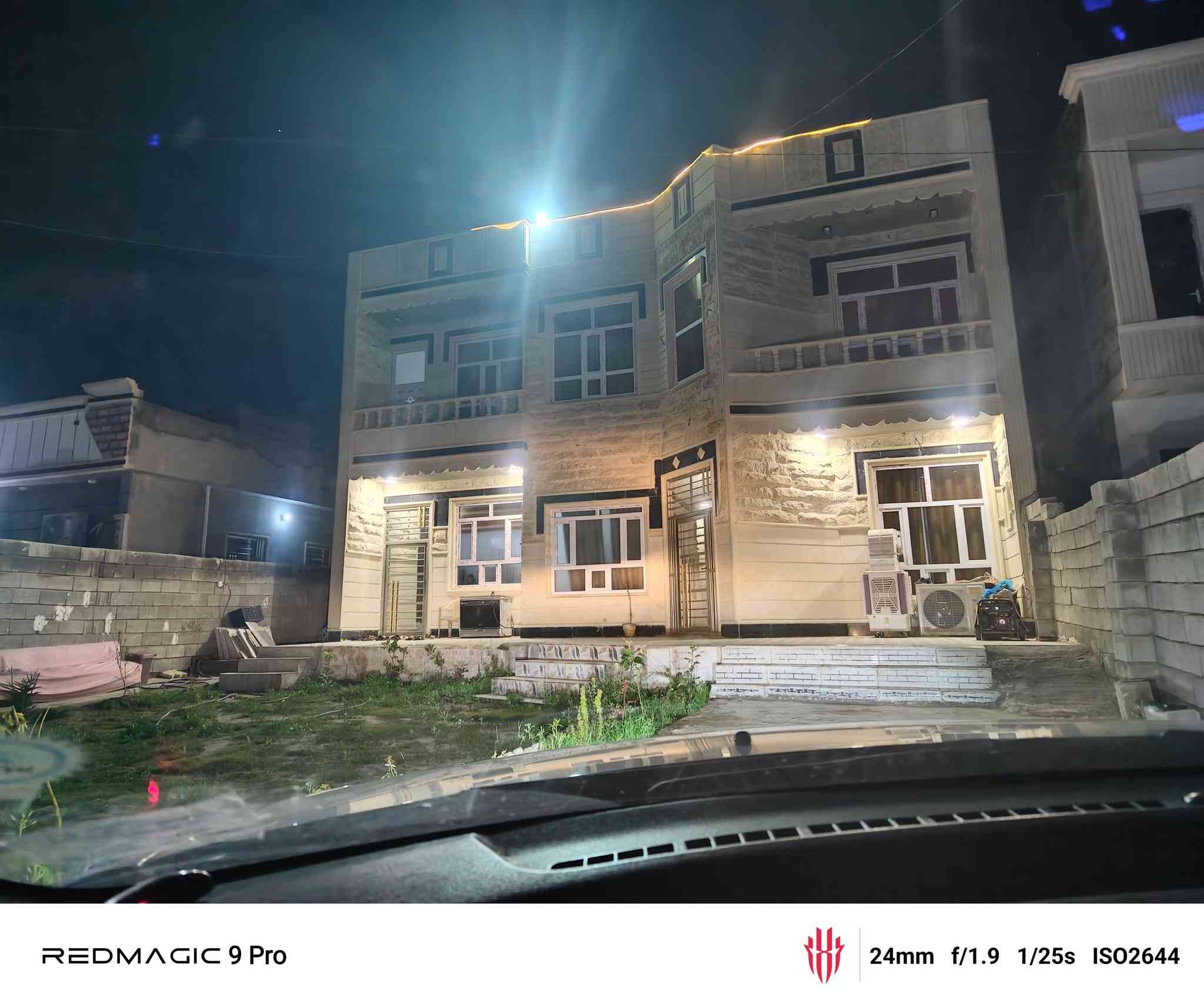 سلام عليكم بيت للبيع
مساحة الارض600 /4غرف نوم  الفوگ8×4 والجوه5×4 
بيت كامل مطبخ حار بارد صحيات خارجيه مع حمام. وصحيات داخليه عدد2 مع حمامات. ربعه8×4.وحياكم البيت سعره80 وبيه مجال ***********
