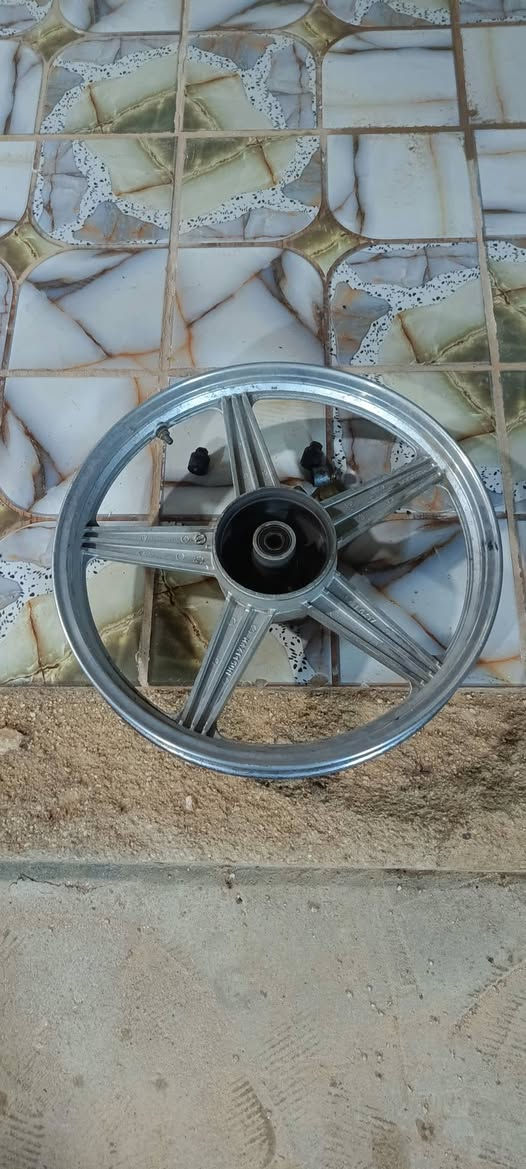 سلام عليكم ويل للبيع جديد مستخدم شي قليل حجم 17 سعره ٤٠ وبي مجال وصندوگ مستخدم بس نضيف سعره ٢٠ وبي مجال مكاني القائم ***********٧
