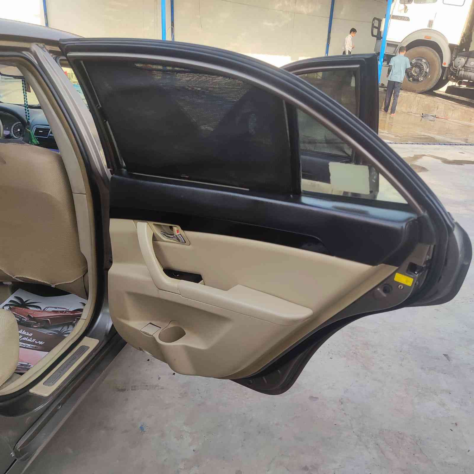 سلام عليكم ام كراند c8 سياره موديل 2013 كير مكينه مكفولات لانسر حجم 2000 نقصها مشط وجكمجه مصبوغه عام اثر جراد ونزلت صورتها قبل الصبغ بيها بلجنطه وخياسات بسيطه السعر 62 بيها مجال بسيط بااسمي ورقم نكليزي مو الماني بدلته *********** واذا اكو مراوس بااقل من سعرها
