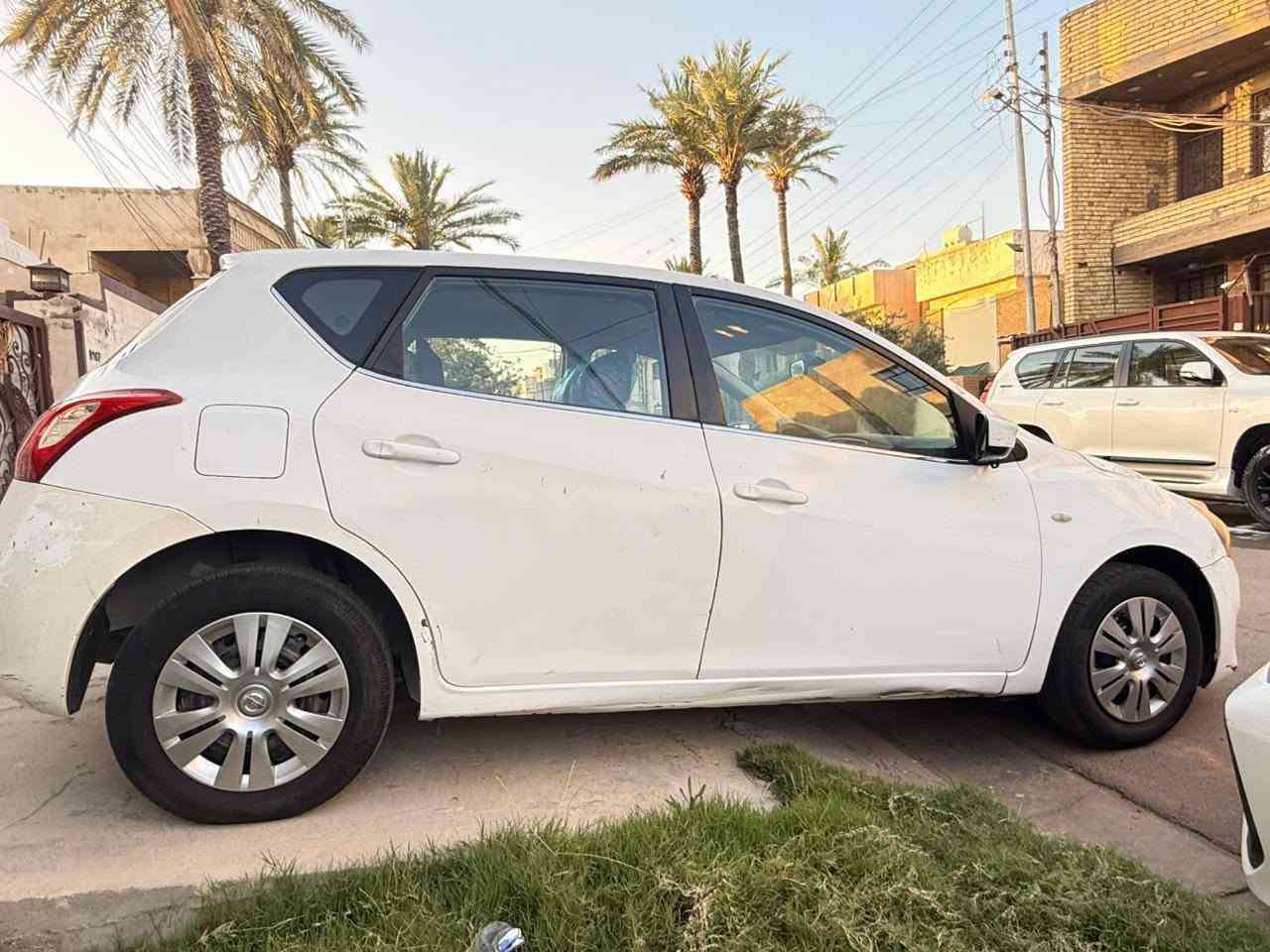 نيسان تيدا سياره بيه قطع صبغ ابيع حزام 
رقم بغداد نكليزي سنويه جديده بسمي موديل 2016 ماشيه 125 
تخم تاير تبريد ويه سويج ثلج سياره دواخله بلاديه مملعوب بيهه ابد مكينه كير بلاد سياره مال بيت مرتبه سعر 78 وبيه مجال 

مكان السياره بغداد الشعب 
رقم التلفون ***********
