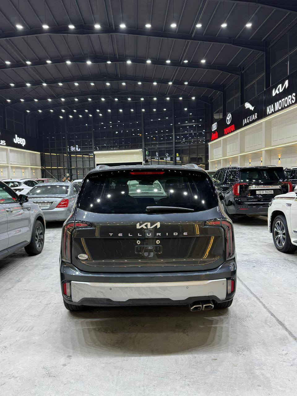 **السلام عليكم — للبيع كيا تيلورايد 2023**
• وارد أمريكي
• حادث مع 3 قطع صبغ
• بدون ايرباك
• 7 راكب VIP منفصل
• المحرك: 3800 GDI
• المكينة والجير مكفولين

**المواصفات والمميزات:**

• شاشة متصلة
• تدفئة وتبريد في الكشنات
• كشنات كهربائية أمامية + تبريد منفصل
• 3 قطع تبريد مناخ منفصلة
• بنوراما فتحة سقف
• تحكمات شاشة وتبريد
• نظام Auto Start
• رادار أمامي وجانبي
• تحكمات كاملة على الستيرن
• نظام هبوط منحدرات
• Auto Hold
• 5 أنظمة قيادة

السيارة نظيفة ومواصفاتها عالية.

للاستفسار والمشاهدة الاتصال فقط:

***********
***********
