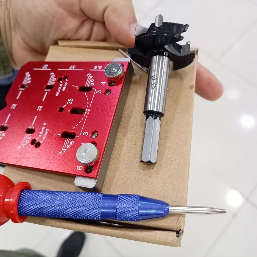 كود المنتج 45402
اداة قياس و تحديد مكان تثقيب مفاصل ابواب كونترات مع برينة قفل 35 ملم و سمبة تحديد جودة جدا عالية مصنوع من سبائك المنيوم دقيقة بل عمل سهل استعمال 
سعر: 30 الف

يوجد خدمة توصيل لكافة العراق 
للاستفسار راسلنا على ماسنجر أو واتس اب ***********
