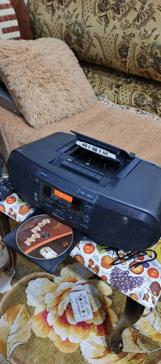 السلام عليكم .
جهاز ستيريو باناسونيك حديث بمواصفات وصوت غاية في الروعة ...الجهاز نظافة ممتازة وبلادي ما مفتوح نهائيا… وياه ريموت اصلي وكيبل الكهرباء…استيراد الكويت وليس اوربي .  المواصفات :
مشغل اقراص CD و MP3 .
مسجل كاسيت بيه خاصية التسجيل الداخلي من الراديو او الاواكس او القرص او الفلاش رام ...
                   تسجيله ممتاز .
راديو باحث AM+ FM  سحب جدا ممتاز مع خزن قنوات مفضلة .
فلاش رام .
اواكس مضخم تكدر تربط النقال او اي جهاز اخر 
مع خاصية ايكولايزر للتحكم بالصوت و بيز التضخيم وتربل تنعيم الصوت مع ستابلايزر مقسم للصوت .
شغل الجهاز جدا ممتاز وصوته عالي و غاية في الوضوح والتجسيم .
السعر ٥٠ الف نهائي .اخوان رجاءا ..للاستفسار او المراسلة موجود خاص او *********** البصرة 
موجود توصيل شركة .
