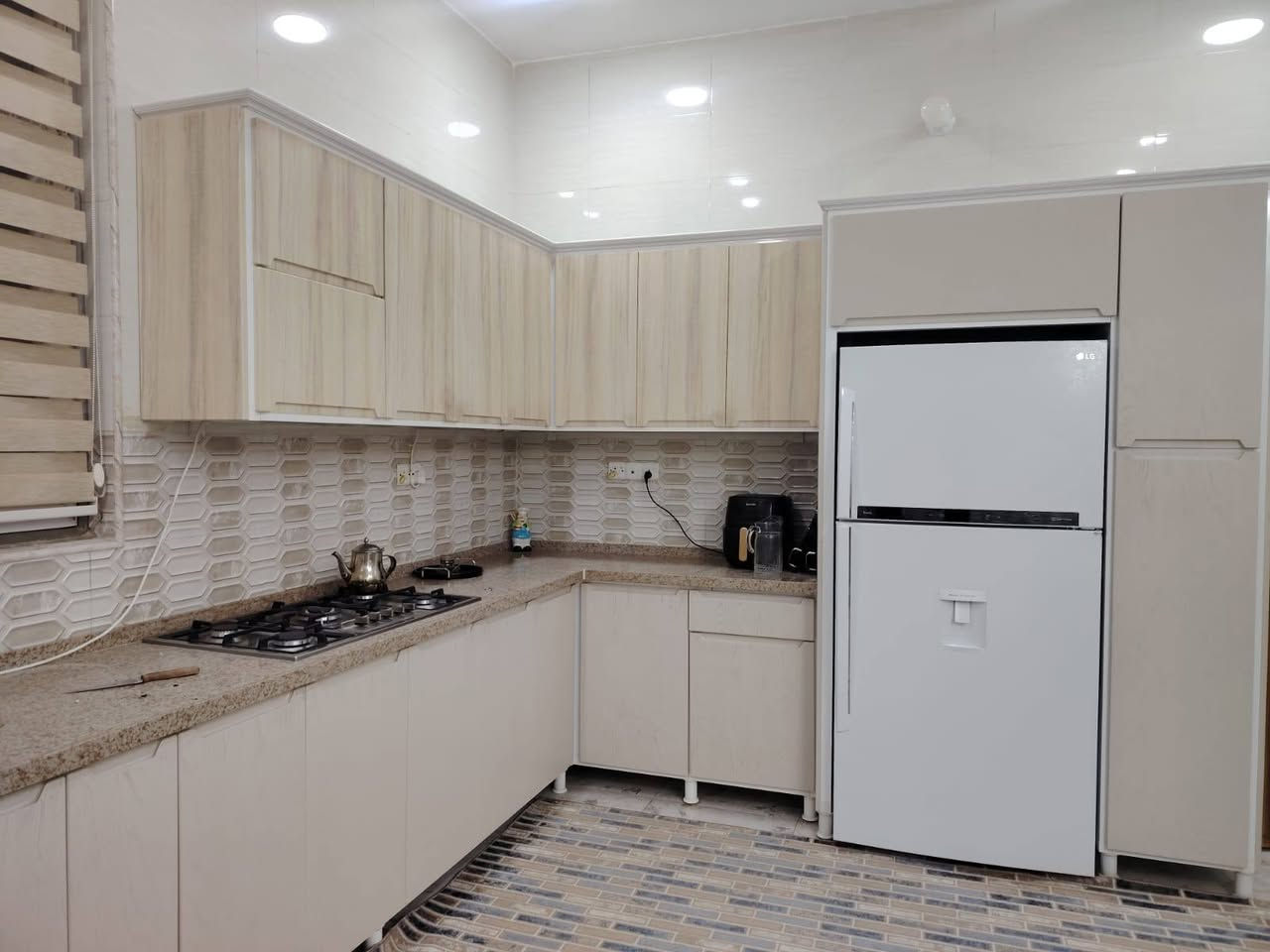 🏡 بيت للبيع - بناء حديث (درجة أولى) 🏡
​📍 الموقع:
​يقع البيت في موقع مميز جداً قرب دائرة البطاقة الوطنية الجديدة، بصف الركن مباشرة على الشارع العام.
​🏗️ المواصفات العامة:
​نوع البناء: بناء حديث، كونكريت مسلح، الشغل والتنفيذ درجة أولى (سيراميك مميز، وتأسيسات كهربائية بأعلى المواصفات).
​📌 تفاصيل وتقسيم البيت:
​الطابق الأرضي (الأسفل):
​🛏️ غرفتين نوم.
​🍳 مطبخين (نظام حار + بارد) مجهزين بالكامل.
​🚿 مجموعات صحية وخدمات متكاملة.
​الطابق العلوي:
​🛏️ غرفتين نوم.
​🛋️ صالة.
​🚽 صحيات.
​💰 تفاصيل السعر والآلية المالية (مطلوب إسكان):
​السعر الكلي: 290 مليون دينار عراقي (مع مجال قليل جداً للشاري الجاد).
​ملاحظة بخصوص قرض الإسكان (مطلوب 62 مليون):
​الخيار الأول: نقوم نحن بدفع كامل مبلغ الإسكان وتصفية السند وتستلم البيت صافي (ضمن سعر الـ 290 مليون).
​الخيار الثاني: نقوم باستقطاع مبلغ الإسكان (62 مليون) من السعر الكلي، وتتحمل أنت دفع الأقساط المتبقية للبنك.
​📱 *********** عمارة, ميسان
