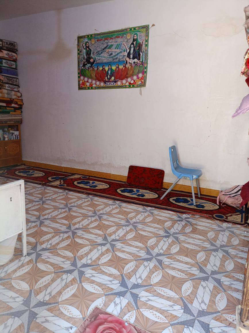 سلام عليكم 
بيت للبيع مساحه 300م
مكان البدعه منطقه المخيم
منطقه كافه خدمات ماء مجاري كهرباء قريب عله مدرسه
بيت غرف عدد 2 
مطبخ واستقبال ومحل
الاستفسار ***********
