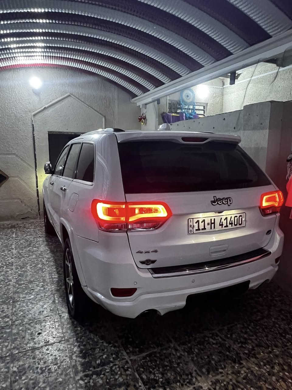 السلام عليكم  البيع سياره جيب لمتت  فولل موصفات واحد على واحد سياره جديده بمعنى الكلمه تخم تايرات حداديه كير كلى كفاله محرك 3600 كير طياره  سياره رقم بغداد مميز باسمي تحويل ثاني يوم كشنات حضن  سياره 5راكب دفع رباعي 
السعر 185 وبيهه مجال 
العنوان البصره الزبير مركز المدينه 
الرقم الهاتف ***********
