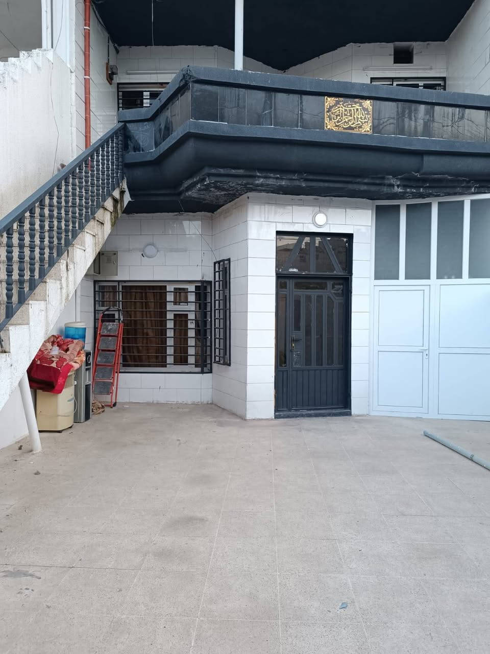 (خانوو بۆ فرۆشتن لە سلێمانی لە گەڕەکی زەرگەتە)
خانووەکە چۆڵەو کلیل حازرە 

مساحەی 191متر 

دوو قاتە بۆ دوو ماڵی جیا دەبێت
قادرمەی دەرەوەو ناوەوەی هەیە 

قاتی یەکەم (میوان، مەتبەخ، هۆڵی دانیشتن، دوو ژووری نوستن، حمام و توالێت، حەوشەو گەراجی سەیارە) 

قاتی دووەم (میوان، مەتبەخ، هۆڵی دانیشتن، دوو ژووری نوستن، حمام و توالێت، باڵکۆنی) 

نرخی 9 دەفتەر وە مجالی تێدایە 

تلفون، واتساپ ***********
