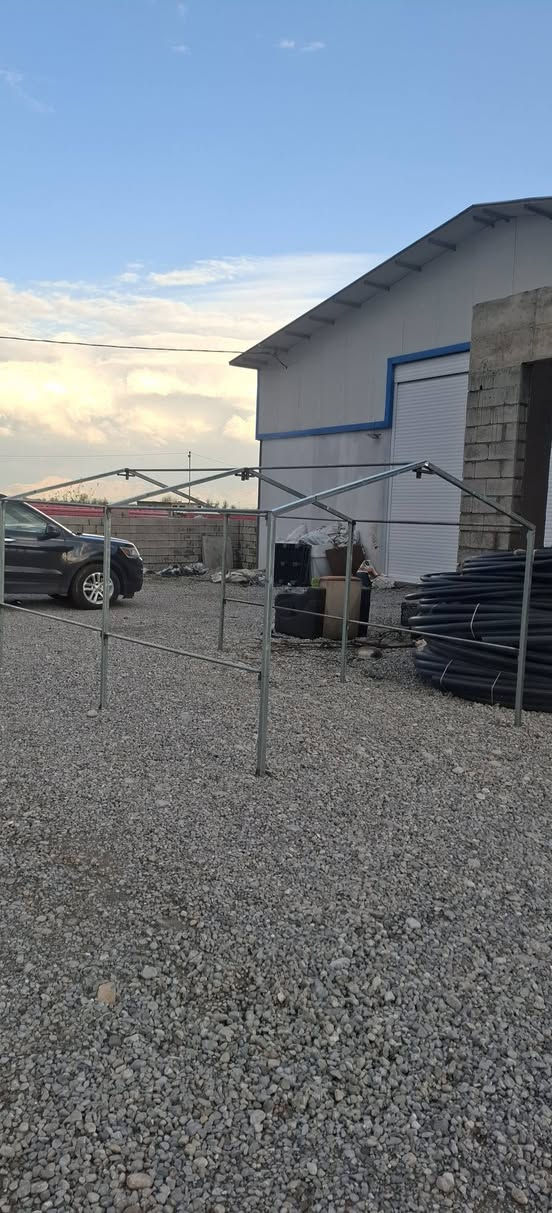 خێمەی بێ چادر بۆفرۆشتن نرخی100هەزارە بەکاردێ بۆسەفرەوسەیران بۆڕاگرتنی قەلوقازو مریشک قیاسی390سم درێژە260سم پانە2متر بەرزە ناونیشان چوارقوڕنە گوندی گرجان سەردووسایدی گشتی کۆگای ڕێباز تۆربەی ژم***********ژم***********گەیاندنیشمان هەیە رانية, السليمانية
