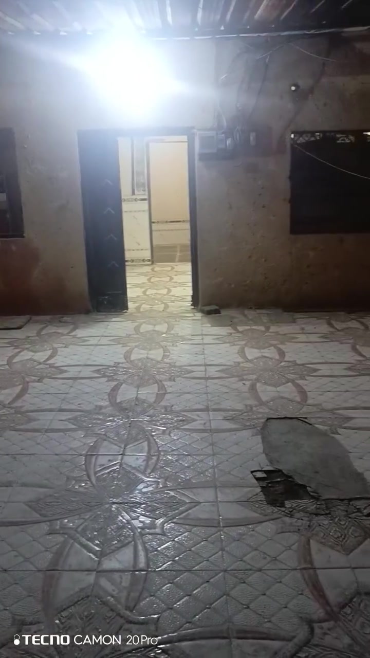 سلام عليكم بيت حواسم للبيع الحيانيه اولاين بضهر شارع القائد غرفتين وصاله ومطبخ وحمام وتواليت وساحه جبيره مشاي بصف الهول البيت كله سندويج وسقف ثانوي وسيراميك سعر 14 وبيه مجال ***********
