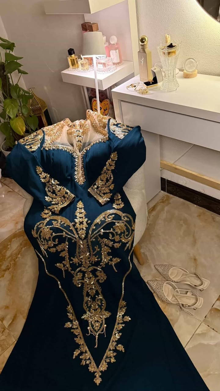 فستان ملكي وراقي بشكل مو طبيعي وثكيل شك يدوي 
مده اللبس ساعتين فقط قياس ٤٦ أخذته١٨٠ أريده ب١٤٠ وبي مجال وهذا تصويري للاستفسار ع الخاص او علقي واجاوبج.


**إذا كنت صاحب هذا الإعلان وتريد حذفه لأي سبب، رجاءا أرسل رسالة إلى الدعم الفني**