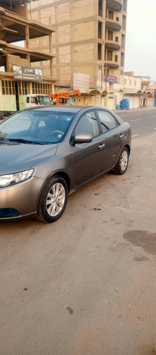 سيراتو 2012 بأسمي سنويه لغاية 31 هزه جديده محرك 1600 جاهزة من كلشي محرك گير تبريد  حداديه مكفولات بيه رشات صبغ بدون ضربه قويه والسونار بالمنشور السعر 88 وبيه مجال بيع او مراوس للأستفسار *********** مكان السيارة النجف
