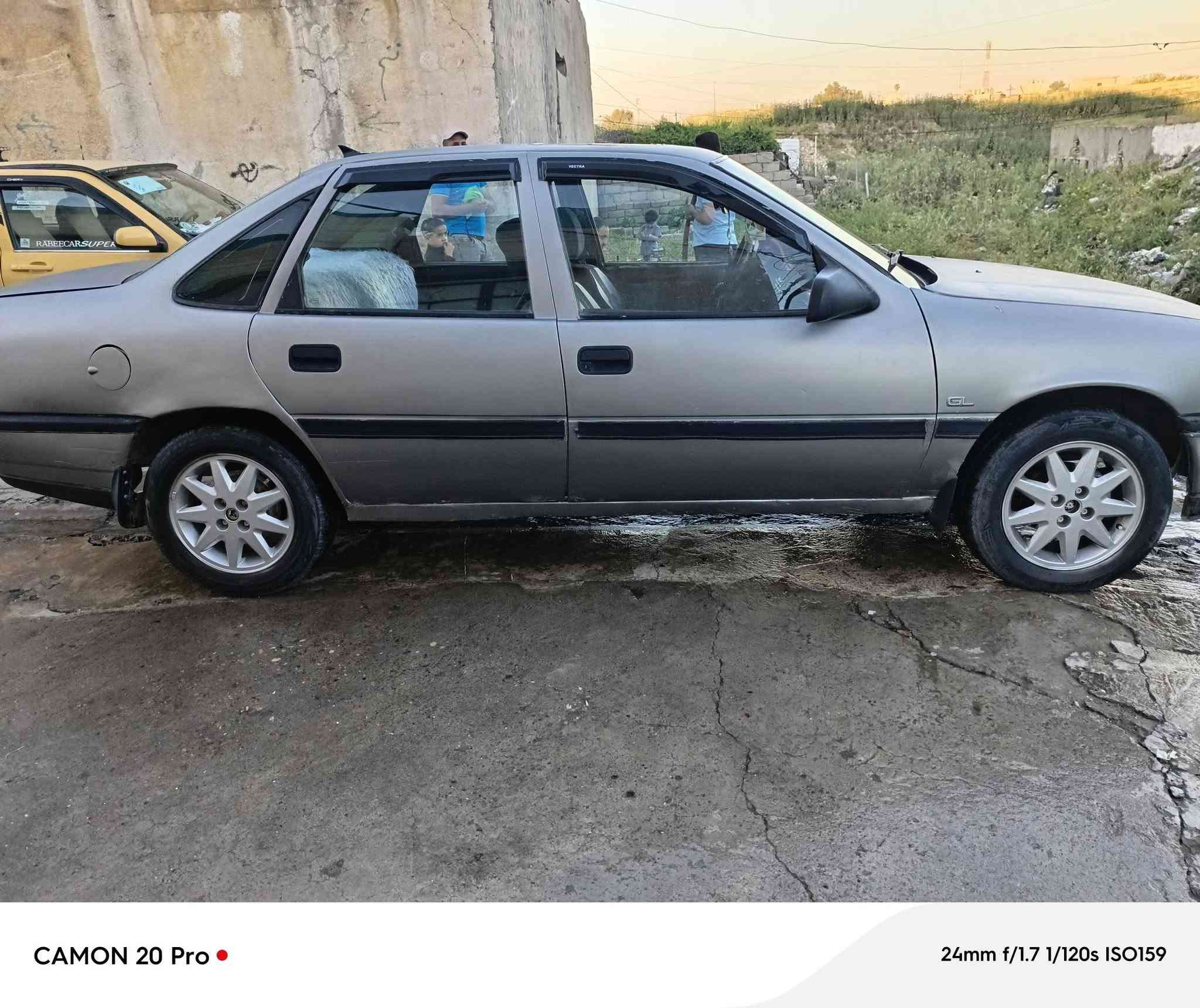 سلام عليكم فكترا موديل 92محرك 16رقم مثنى مشروع وطني صاحبها الشرعي موجود بل موصل شرط التحويل فقط محرك وكير شرط هزا جديده السيارة احلى من الصورة طخمها نضيف 
السعر 35وبيها مجال بصيط ***********
المو شراي لا يخابر
