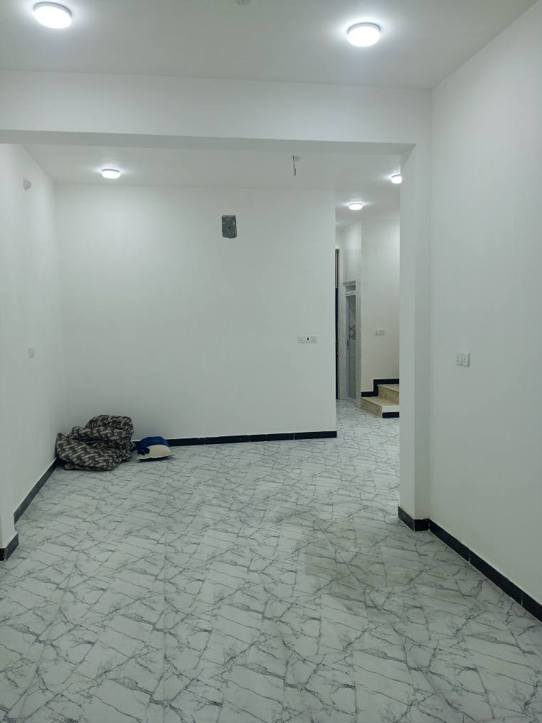 السلام عليكم 
بيت طابو زراعي سند 25 مشمول بل تطويب مرقم ومعامله كامله بل بلديه 
100 متر بناء درجه اولى صب كونكريت أساس وسقف طابوك جمهوري غرفه وصاله واستقبال ومطبخ وتخاريج داخليه وخارجيه بناء جديد قبل شهر وحاليا البيت بي مستأجر 3 نفرات الشهر 250 الف البيت للبيع على ايجاره يعني اليشتري يستلم اجار كبل بناء البيت درجه اولى شرط تجي وشوف المكان شارع المعمل قرب اسواق زيتونه منطقه هادئه ومتوفره بيه جميع الخدمات يبعد عن شارع المعمل الرئيسي 20 متر البيت كامل سطح وتشاريف ماناقص اي شي السعر 50 وبي مجال قليل الشراي يتصل على الرقم ***********
