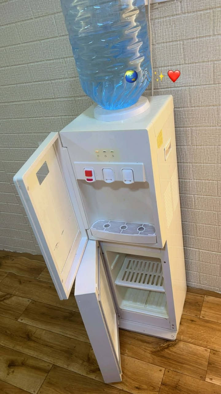 براد اخو الجديد حجم كبير نظافة100٪ كله بلادي شركة شغال حار.. بارد.. دافي..ثلاجة كله شغال كل نقص مابي اغراض الشركة بي براد تكمة كاتم الصوت السعر 75 وبي مجال بسيط الشراي يخابر ***********
