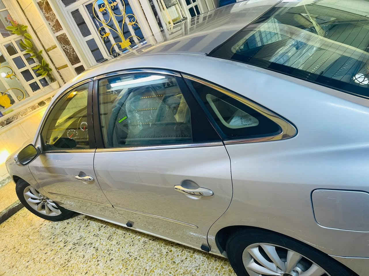 سلام عليكم ادوات ادوات 
سياره ازيره سوناتا موديل 2010 بانزين بانزين 
فول مواصفات فول .كصه جنطه شغل مضبوط باجات 
السياره جديده مكينه ٦ سلندر تبريد كامله متومه 
شمالي شرط حاسبه مكان السياره بغداد 

متواجد على ماسنجر ***********
