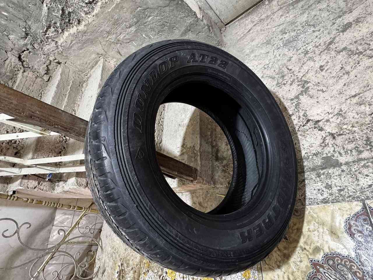 السلام عليكم /اطارات مستعمله للبيع نضافه نص عمر 225/65R  17 + اطار واحد دلوب يباني ينشد عل لاندكروز 
السعر ٧٥     ***********
