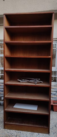 مكتبة خشب صاج عراقي ثگيلة حيل ودرجة اولى  سعرها ١٠٠ الف وبيها مجال  07...