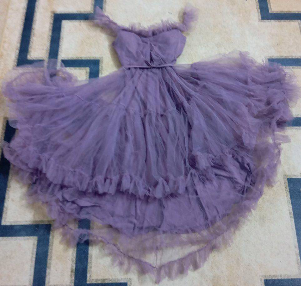 إطلالة ملكية تجمع بين النعومة والفخامة، بانتظار صاحبة الحظ السعيد! 👗💜
 الحالة: مستخدم جديد
  المقاس: 48.
  التصميم: فستان من التول المنفوش بطبقات متدرجة، يتميز بلون اللافندر ساحر وقصة مكشوفة الأكتاف (Off-shoulder) تبرز الأنوثة.
 ** السعر: 50 الف

ملاحظة: الفستان مثالي للمناسبات الكبيرة وحفلات الزفاف، قماشه مريح ومنفوش بشكل طبيعي وجذاب. 🌟