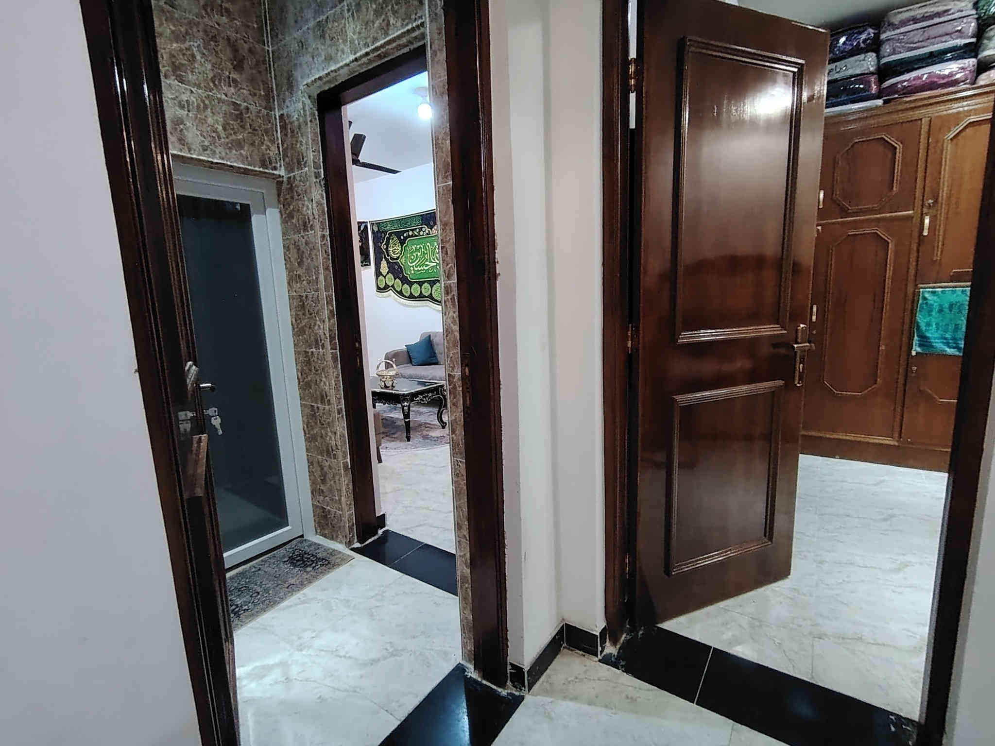 الخاچية منطقة الجرحى
سنة البناء ٢٠٢٥
الطابق الارضي 
غرفة نوم / استقبال حمامات عدد ٢ +منزع /صاله ٤في ٥ /مطبخ  +منور
كراج ٣وربع ×٦ مسقف 
حديقة ٦×٦
الطابق الاول 
٣غرف نوم /حمام /صاله ٤×٤ /بلكونه عدد ٢
السطح شتايكر
مساحة البناء 140
السعر المطلوب 155
للمراسلة او الاتصال على الرقم ***********
