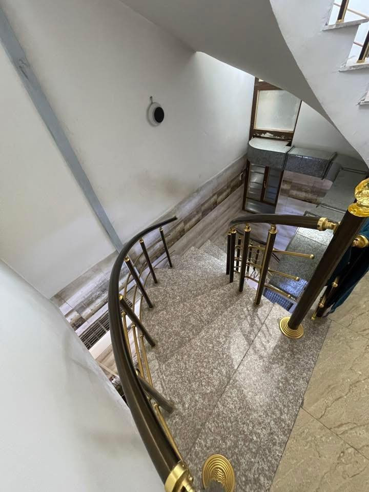 للبيع بيت صليخ الستمية مربع هادئه فرع مطعم ريزو المساحه ٩٠ م 
الطابق الارضي استقبال مطبخ مفتوح على الحولي مساحته كبيره خدمات غرفة نوم 

والطابق الثاني يحتوي على ثلاث غرف نوم وخدمات 
والثالث بيتونة وسطحين 
مع البيت الكاونتر زاد مبرده مركزيه نظام دكتات مقسمه على البيت زاد تخمين قنفات زاد ثلاثه غرف نوم زائد سبالت عدد اثنين السعر  الاتصال على الموبايل ***********
