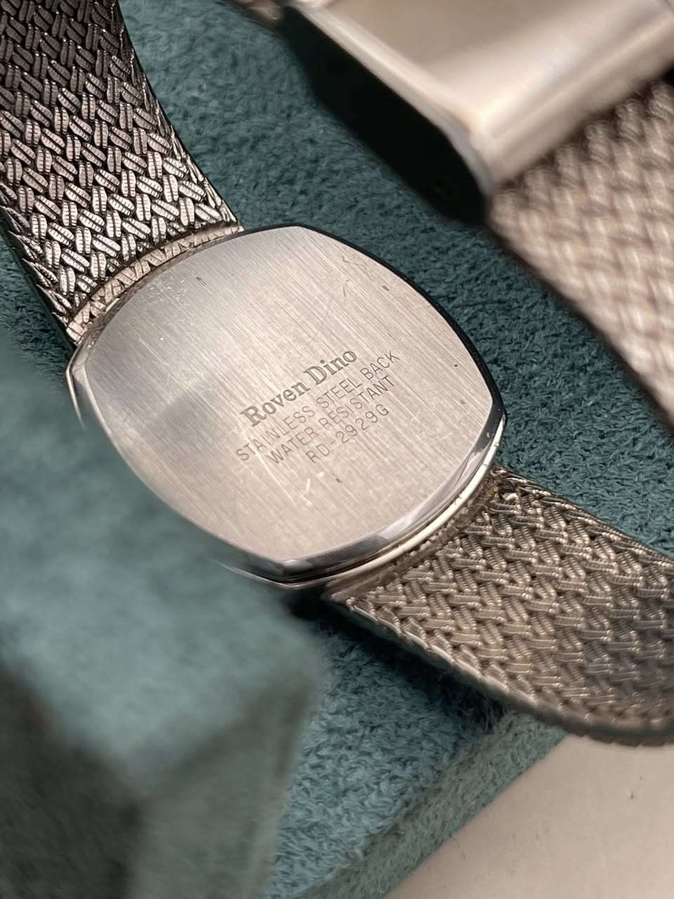 هذه الساعة هي تحفة فنية تجسد الأناقة الفرنسية الهادئة. ماركة Roven Dino (Paris Design) معروفة بتقديم تصاميم كلاسيكية تشبه الساعات الفاخرة جداً.
إليك الوصف المقترح لإعلانك على فيسبوك وإنستغرام:
✨ سحر الأناقة الباريسية بين يديك.. للبيع: Roven Dino Paris ✨
لكل من يبحث عن التميز والقطع التي تتحدث عن ذوق صاحبها دون ضجيج، نقدم لكم هذه الساعة الفريدة من دار الأزياء الفرنسي العريق Roven Dino.
💎 لماذا تقتني هذه الساعة؟
• التصميم: مينا رمادي سماوي مخطط بلمسة "Texture" فخمة، مع إطار (Case) منقوش بدقة متناهية تعكس الضوء بجمالية مبهرة.
• المتانة: مزودة بزجاج Sapphire Crystal المقاوم للخدش، لتبقى ساعتك بلمعتها الجديدة دائماً.
• الحالة: نظافة 100% (كأنها خارجة من الوكالة الآن).
• السوار: حزام معدني بتصميم "المشغول" (Mesh/Intrecciato) مريح جداً على المعصم ويعطي انطباعاً بالمجوهرات الراقية.
📐 المواصفات الفنية:
• المنشأ: تصميم فرنسي (Paris Design).
• المقاس: 30*30 ملم (مربع بلمسة كلاسيكية تناسب المعاصم الراقية).
• المحرك: Quartz دقيق جداً وعملي.
• الإضافات: فصوص ناعمة عند الساعات تعطي لمسة من الفخامة.

السعر : 120 ألف 
للحجز و الاستفسار دايركت


**إذا كنت صاحب هذا الإعلان وتريد حذفه لأي سبب، رجاءا أرسل رسالة إلى الدعم الفني**