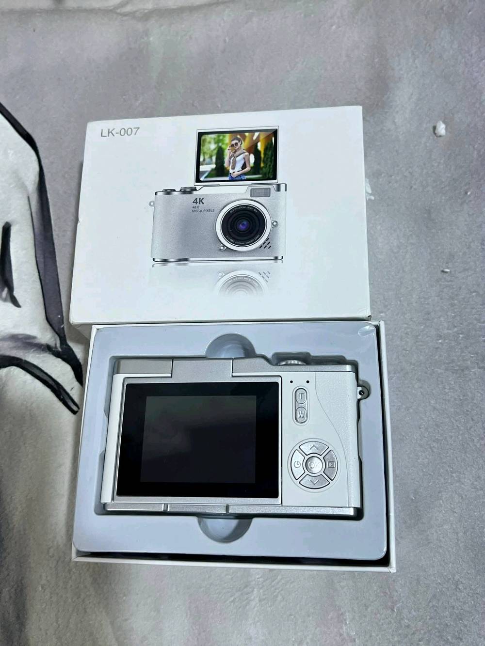 كاميرا LK-007جديدة ب الباكيت نظيفة جداً جداً 
مميزاتهة 
تحتوي على فلاش 
تصوير صور /فيديو 
زوم 
شاشة تنقلب تصير سيلفي 
جودة حلوة 
بيهة تحويلة للهاتف تايب سي 
رام16كيكا
السعر40الف
مكاني البصره الهارثة 
ماعندي توصيل 
رقمي***********