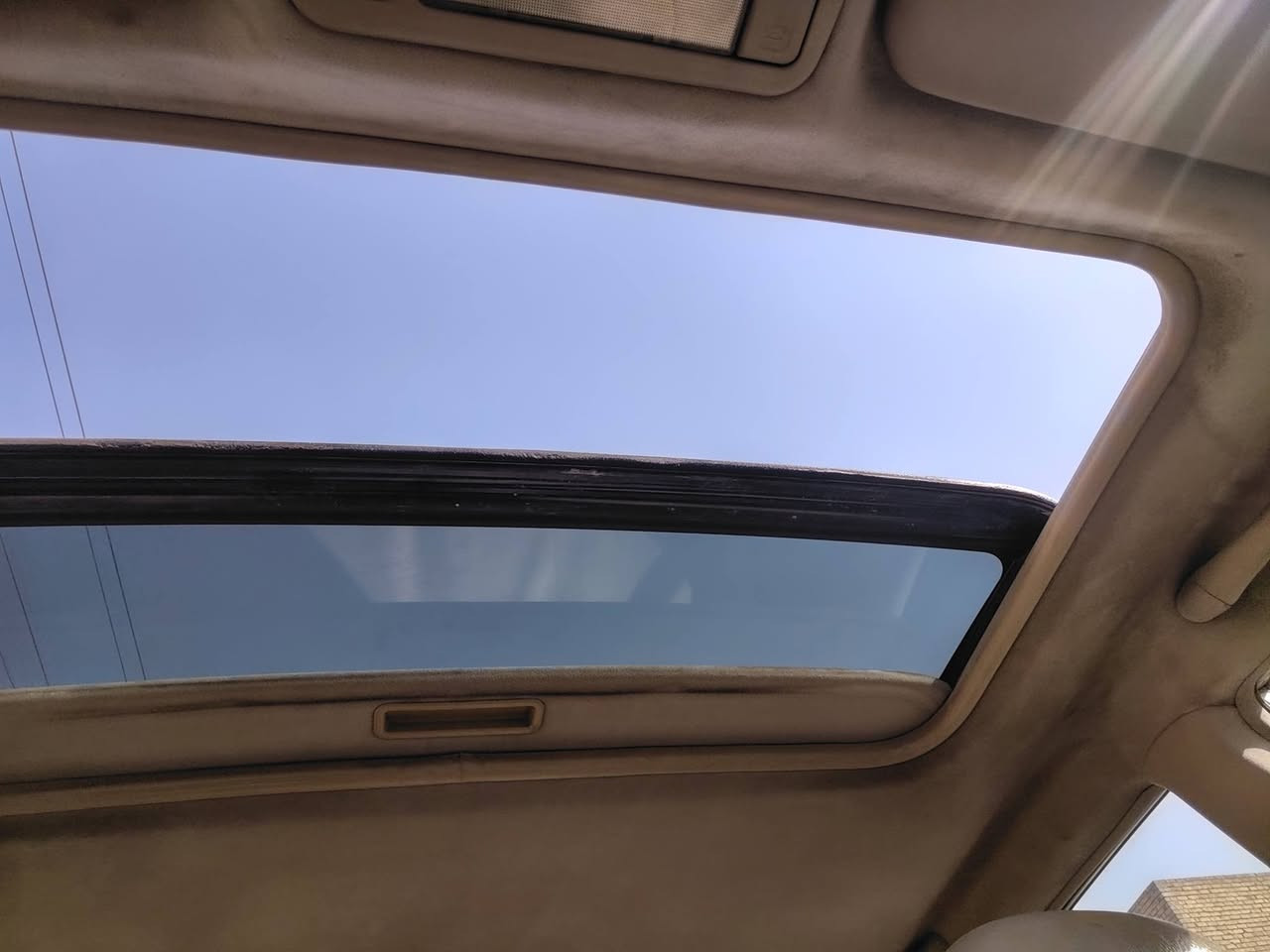 السلام عليكم سياره تيكو موديل 2012 محرك ٢٠٠٠ گير ميكانيك بيها جراد قليل رقم نجف مداور ثاني يوم السعر 55 للاستفسار *********** مكان السياره النجف
