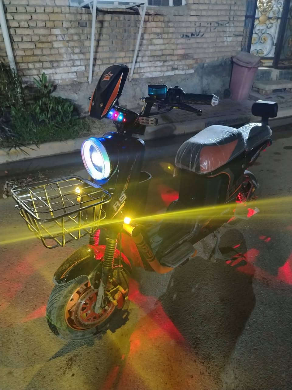 السلام عليكم دراجه شحن R9_Sport نظيفه جدا استخدام داخل المنطقه تجي 5 بطاريات كباره وملف 2000 واط حقيقي دراجه مدرع كامله من كلشي تايرات جوبلس ابرياكت دسك مكاني بغداد الحسينيه سعر 500 الف مستعجل علئ بيعتهه محتاج  رقم هاتف ***********
