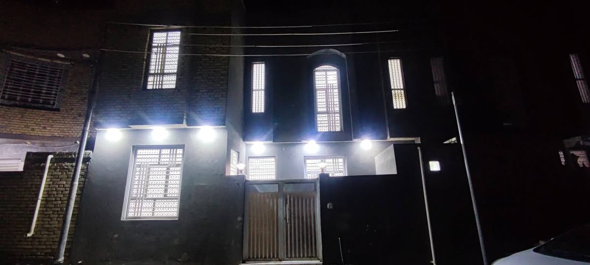 #السلام_عليكم
الاسكان الصناعي بل 3000
الدار للبيع طابو المساحه 100 متر 
البناء حديث طابقين الطابق الاول غرفه
وصاله وستقبال ومطبخ وصحيات الطابق
الثاني ثلاث غرف وصاله وصحيات للستفسار
اتفضل اتصال او وتساب ***********
