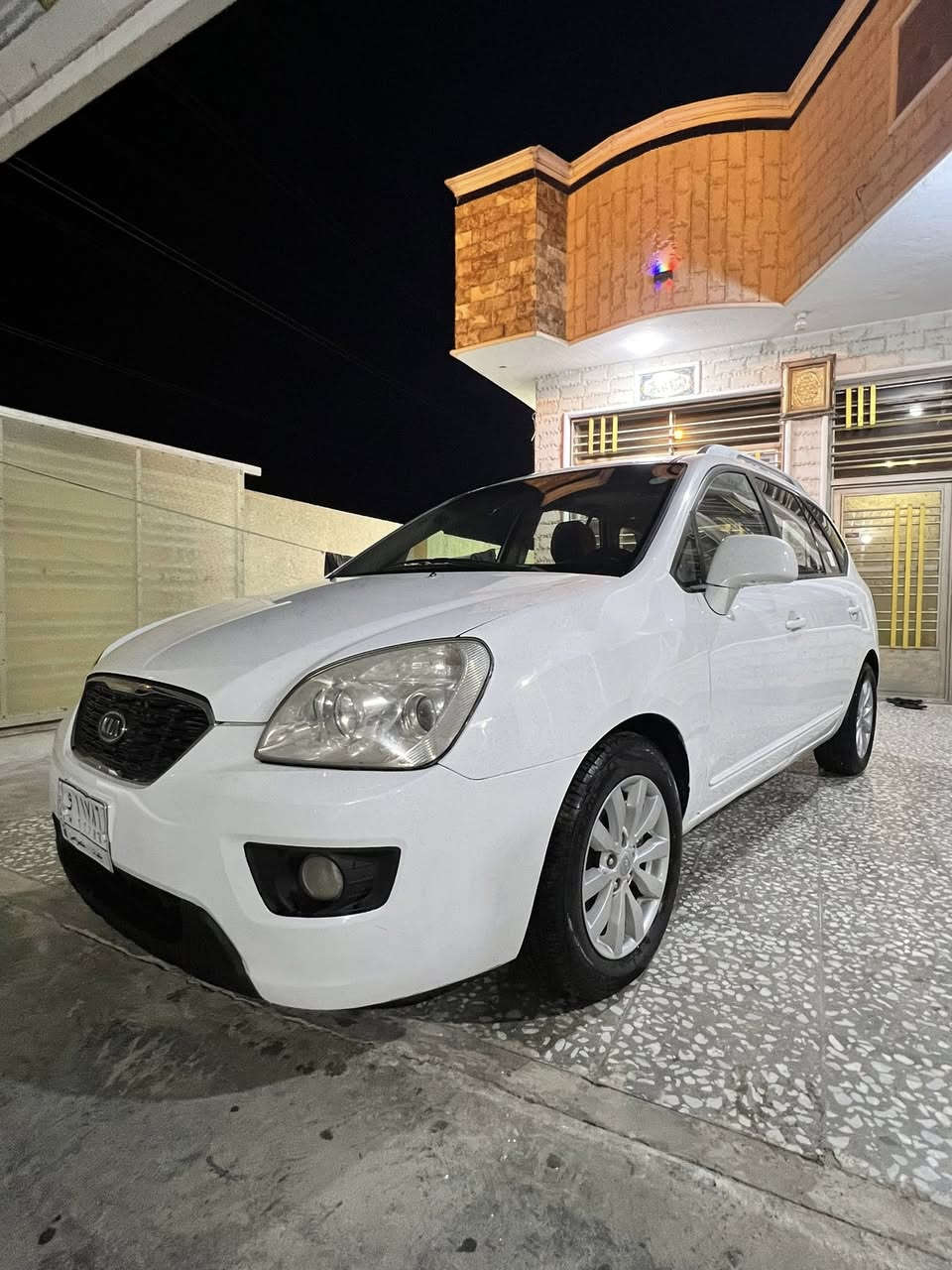 سلام عليكم
للبيع كيا كارنز 2012 خليجي 
سياره جديده جاهزه من كلشي 
فول موصفات للأخير 
فتحه تبريد قطعتين 
سبعه راكب تحكم ستيرن 
داخل عسلي خمسه ويلكب
لايت زنون ريمون سنتر لوك 
مكينه 2000دوش مامفتوحه
مكينه كير حاديه تخم تاير تبريد 
كله جديد رقم بغداد مشروع وطني تحويل ثاني يوم سعرها 120 وبيها مجال للشراي لاتصال *********** مكان السياره كربلاء قرب لامام عون
